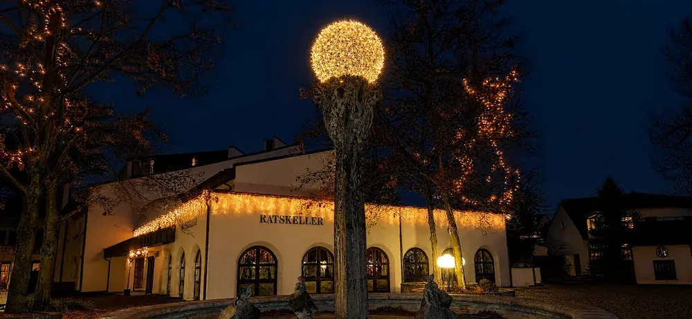 Illuminierter Brunnen mit Leuchtkugel am Ratskeller Neutraubling – Lichtinstallation von Eberlein Illumination
