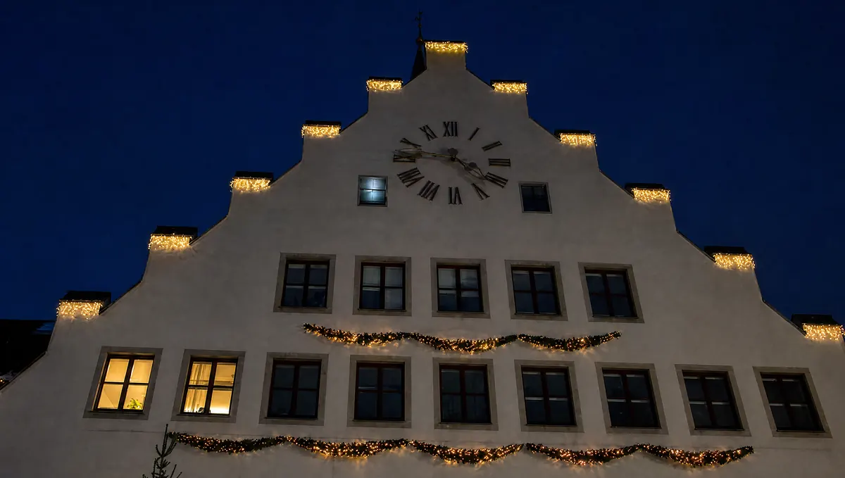 Beleuchtetes Gebäude beim Krippenspiel am Weihnachtsmarkt Neumarkt