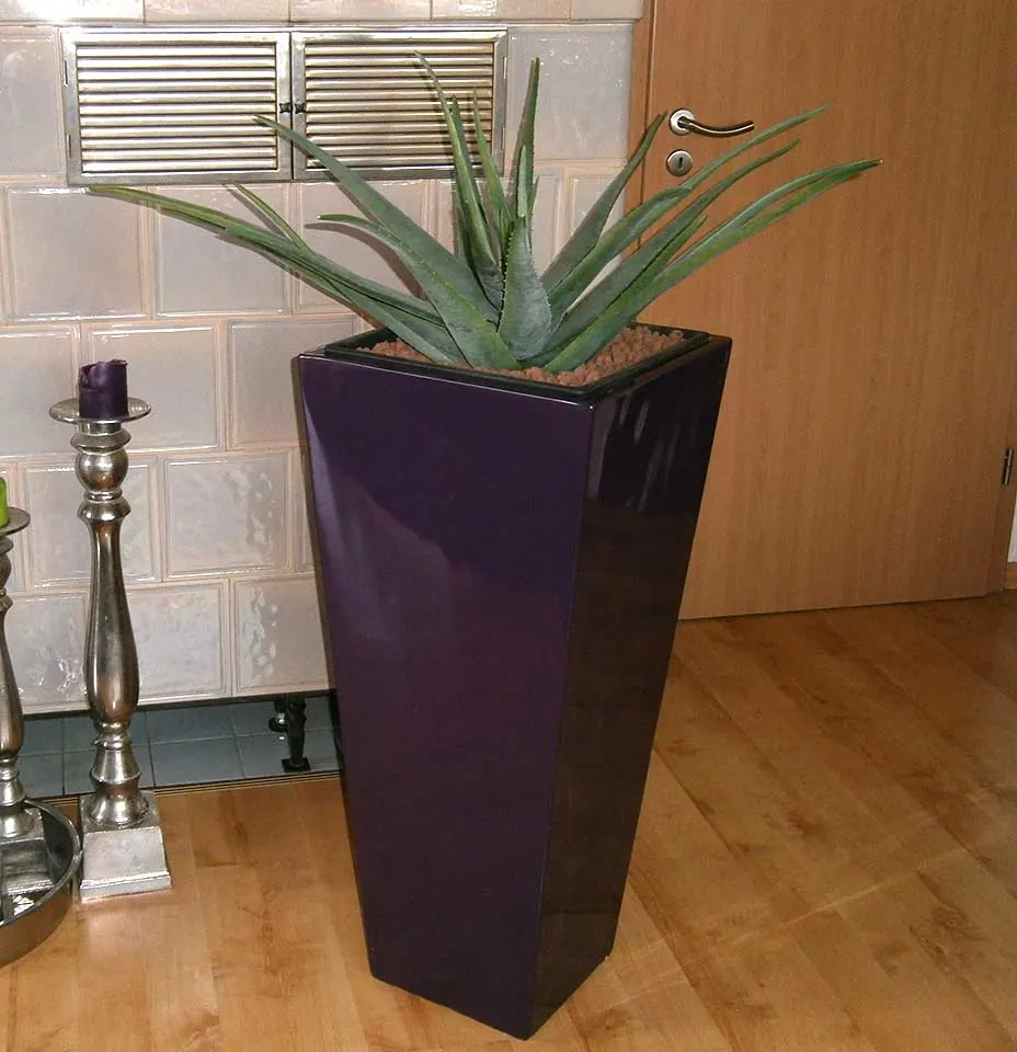 Künstliche Agave im violetten Designgefäß – naturechte Kunstpflanze