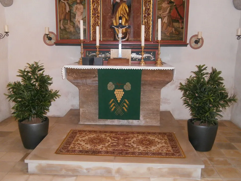 Kunstpflanzen im Altarraum der Kirche Reuth – Textilpflanzen mit Brandschutz B1