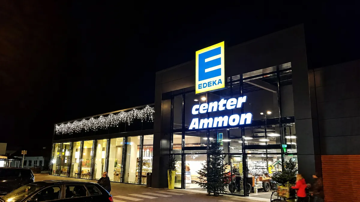 Weihnachtsbeleuchtung E-Center Ammon – beleuchteter Eingangsbereich mit Weihnachtsbaum