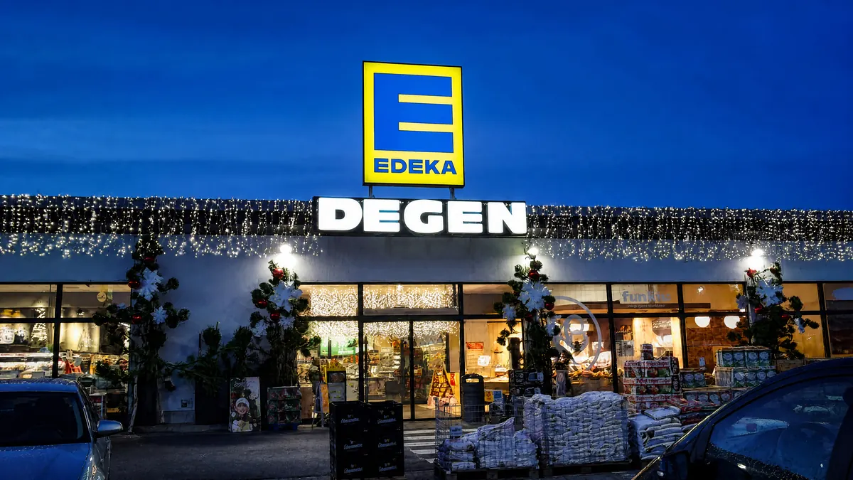 Weihnachtsbeleuchtung EDEKA Degen – festlich beleuchteter Eingang