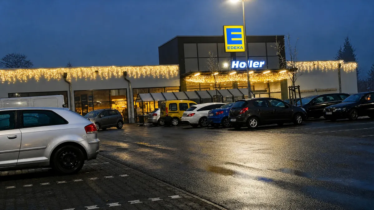 Weihnachtsbeleuchtung EDEKA Höller – Lichterdach über dem Eingang