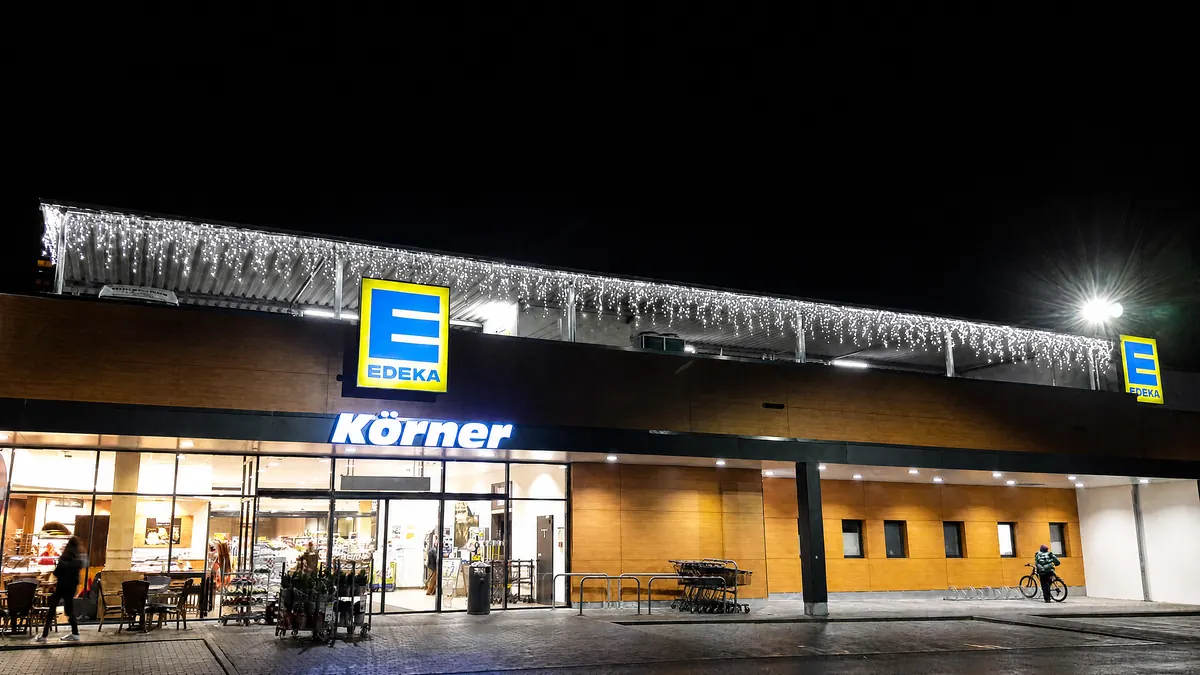 Weihnachtsbeleuchtung EDEKA Körner – Eiszapfenketten am Eingang