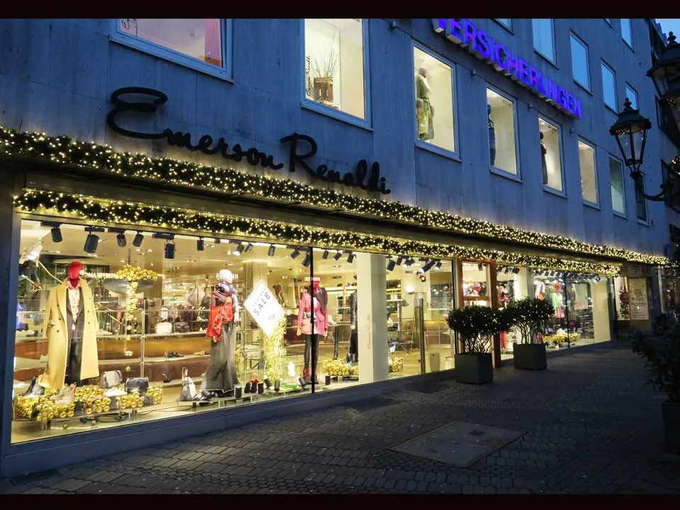 Weihnachtliche Schaufensterdekoration mit Girlanden bei Emerson Renaldi