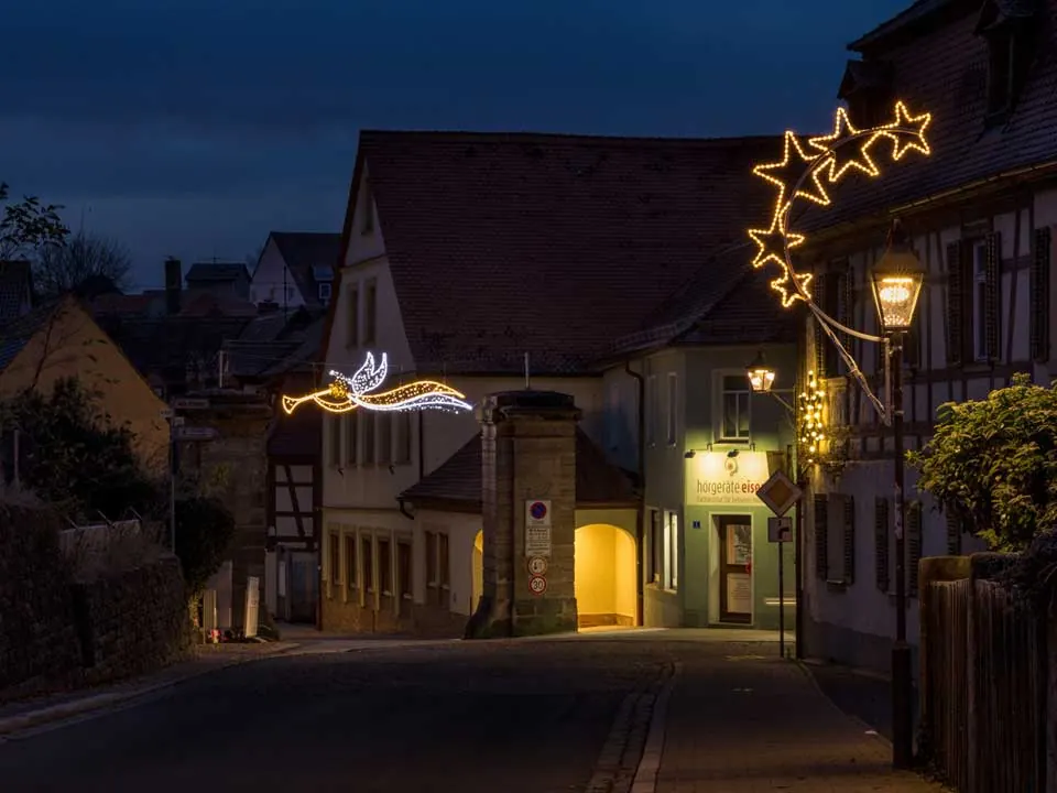 Weihnachtsbeleuchtung in der Innenstadt von Heilsbronn – Stern- und Engelmotive