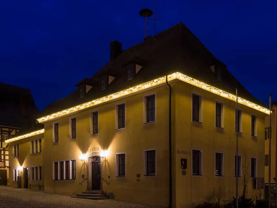 Weihnachtsbeleuchtung am Rathaus Heilsbronn – Dachkonturbeleuchtung