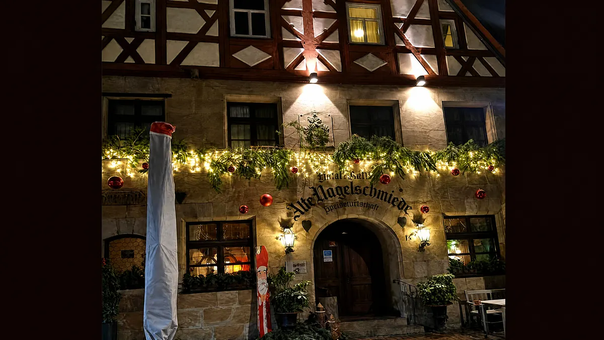 Weihnachtsbeleuchtung Hotel Alte Nagelschmiede in Altdorf – Fachwerkfassade mit Girlande