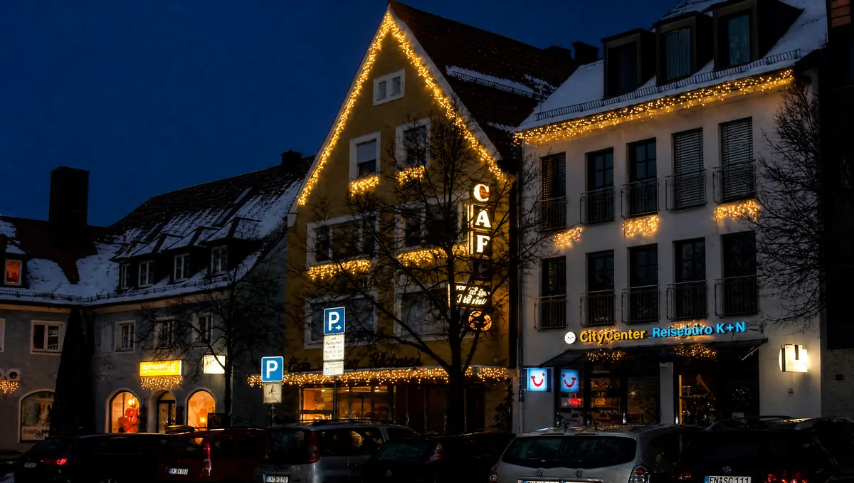 Weihnachtsbeleuchtung in einer fränkischen Innenstadt – beleuchtete Geschäftszeile