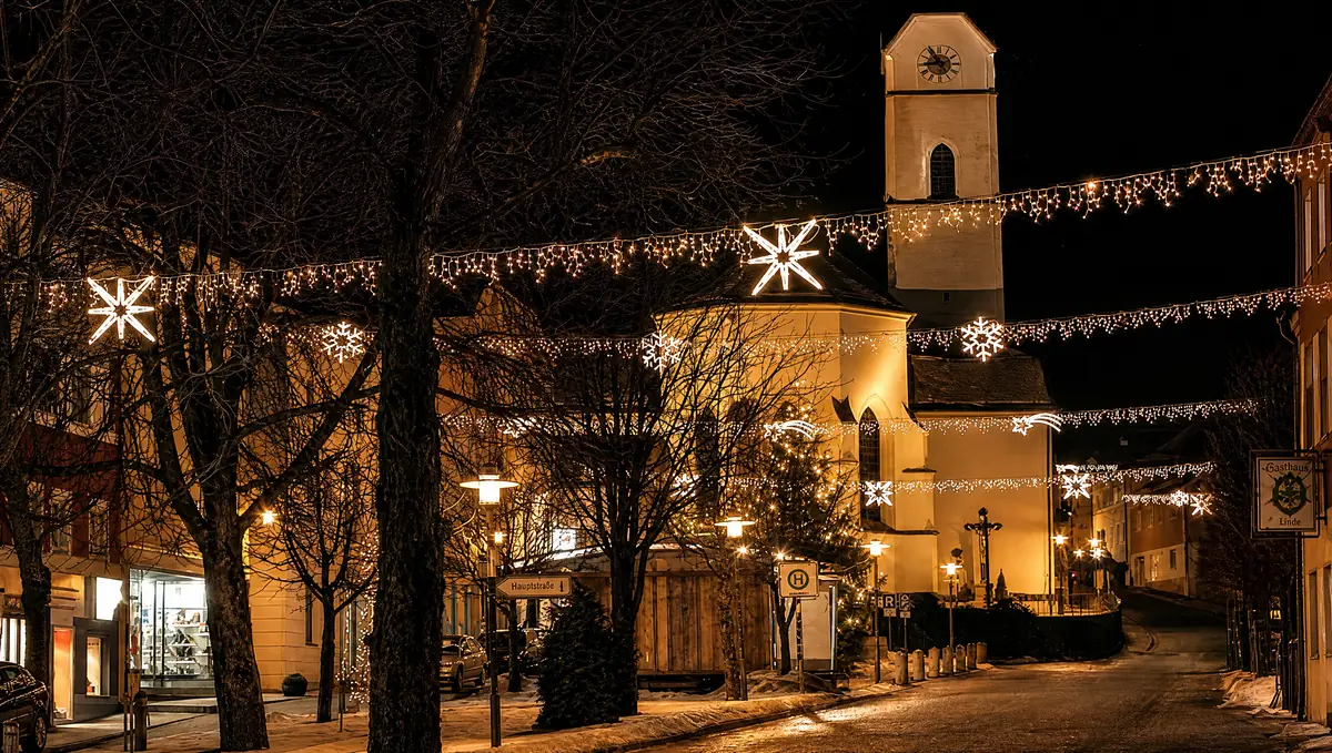 Weihnachtsbeleuchtung an einem Kirchplatz – Sternmotive über der Straße