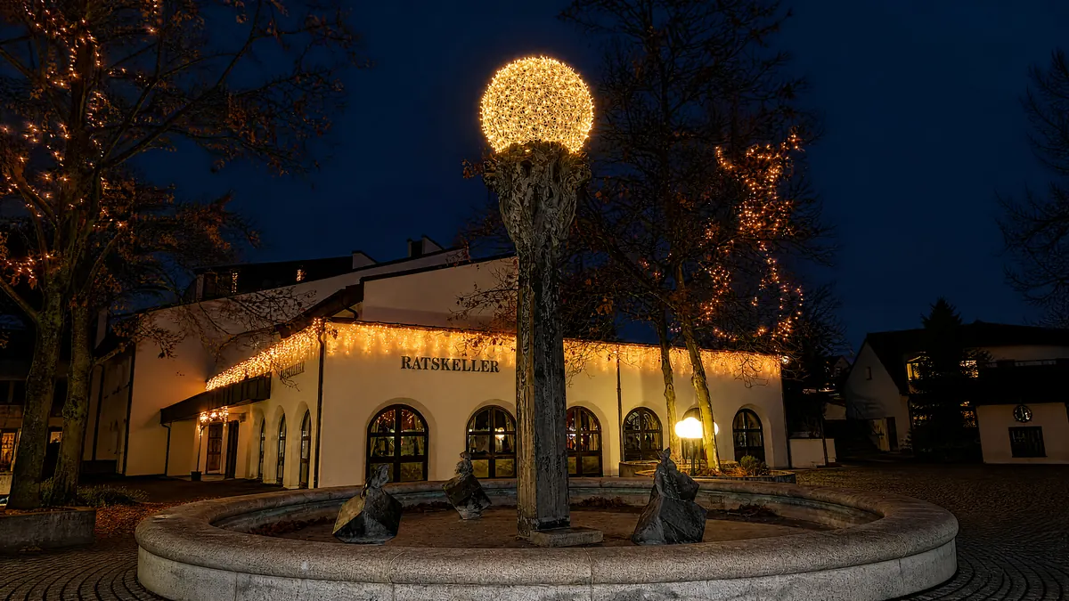 Illuminierter Brunnen mit Leuchtkugel am Ratskeller Neutraubling