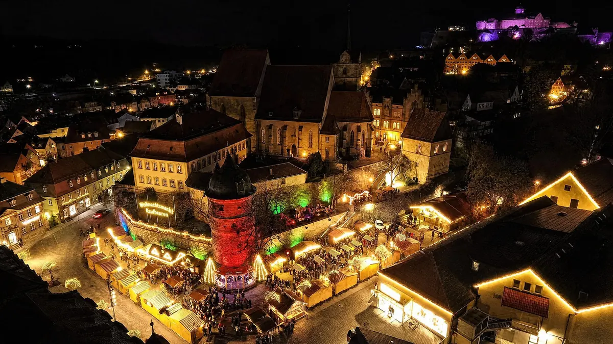 Weihnachtsmarkt Kaufbeuren bei Nacht – Beleuchtung von Eberlein Illumination