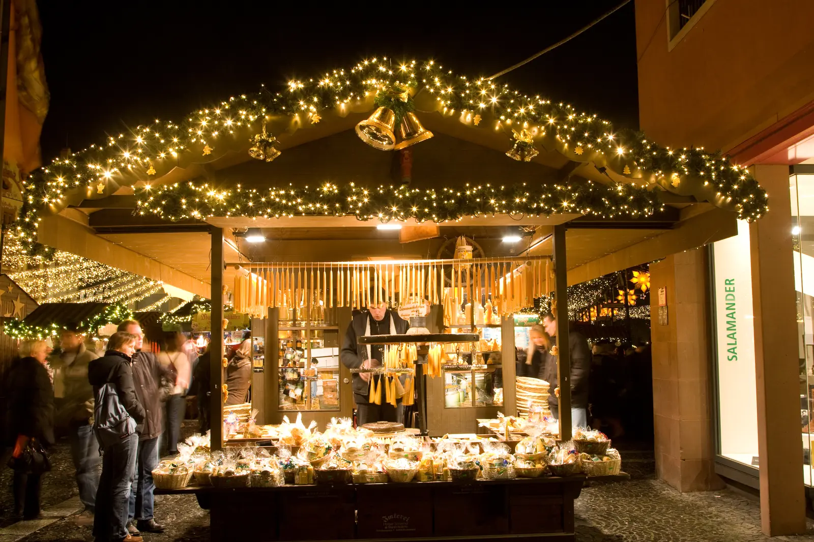 Weihnachtsmarkt Mainz – beleuchteter Marktstand mit Girlanden und Lichterbögen