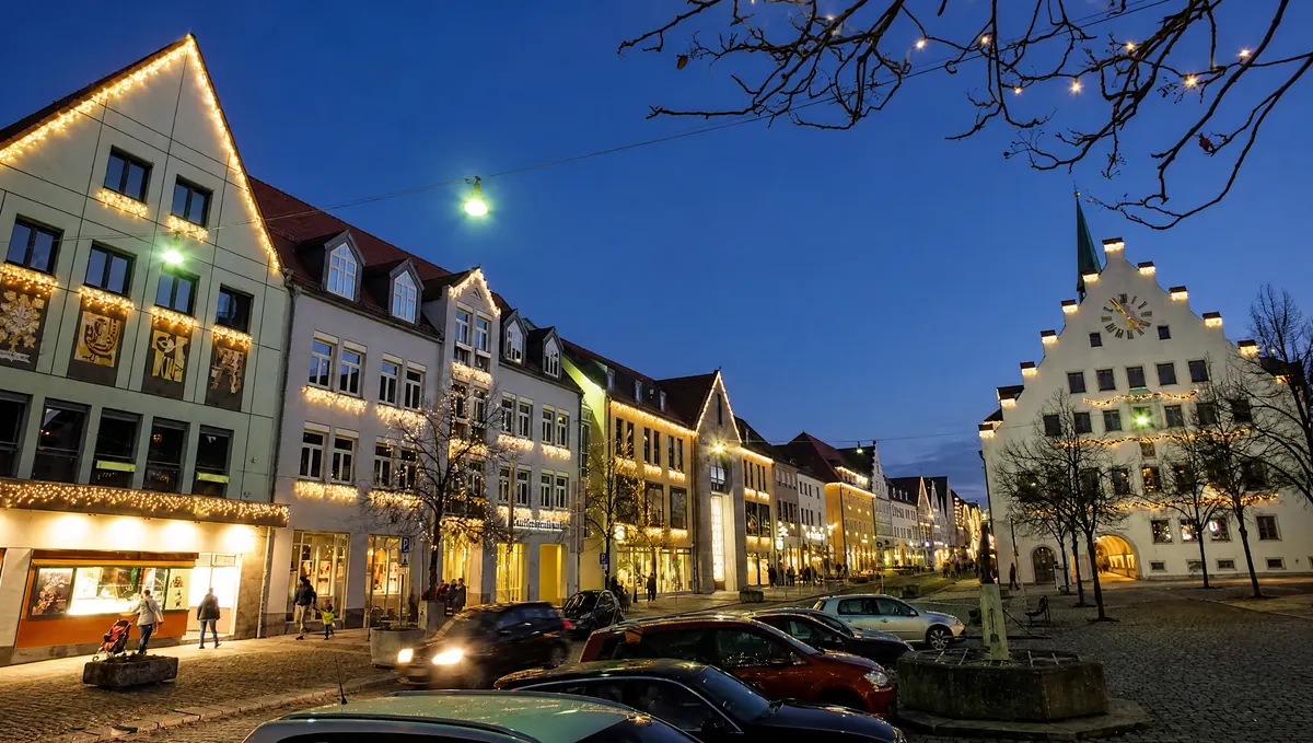 Weihnachtsbeleuchtung Straßenzug Neumarkt in der Oberpfalz