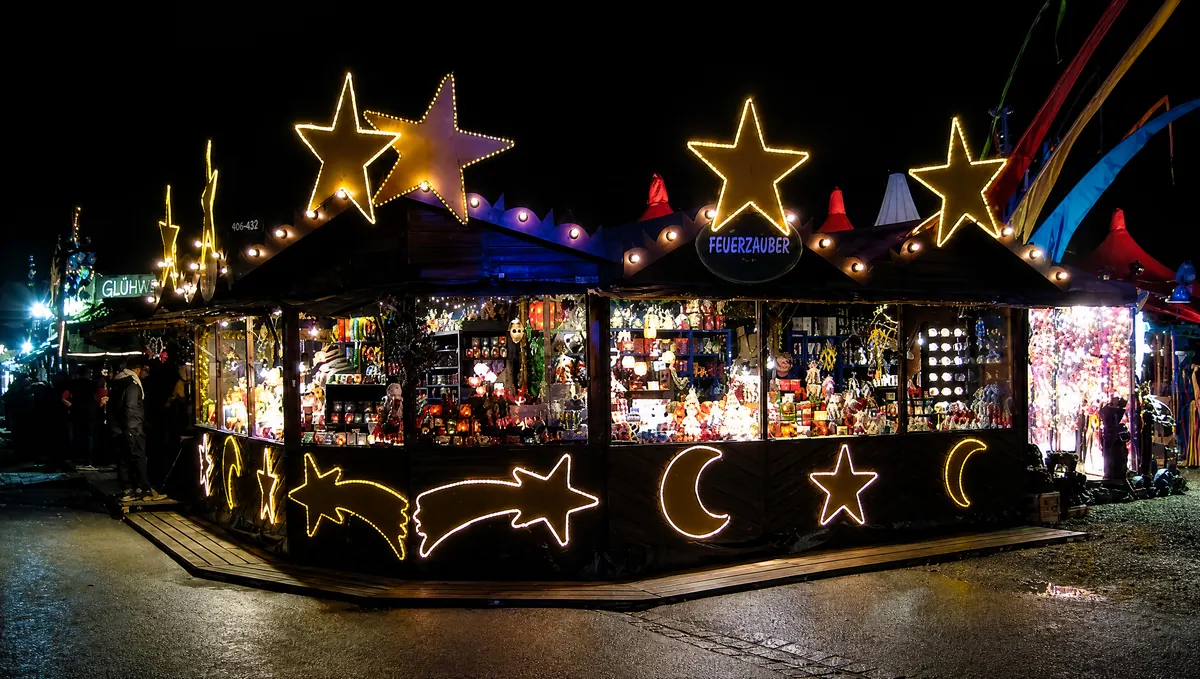 Weihnachtsmarktstand mit Stern- und Mondmotiven aus Licht