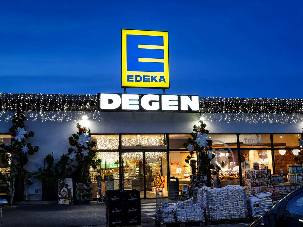 Weihnachtsbeleuchtung EDEKA Degen – Eiszapfenketten und festlich geschmückter Eingang