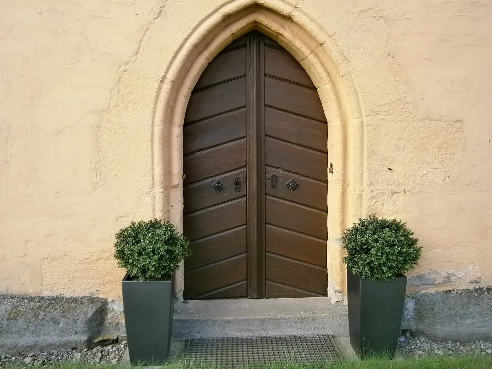 Künstliche Buchsbäumchen am Kirchenportal – Textilpflanzen und Objektdekoration